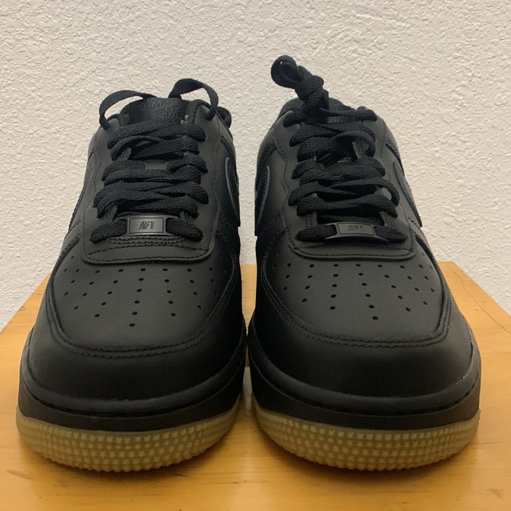 Black Air Force 1’s Gum Bottom - Picture 2 of 5